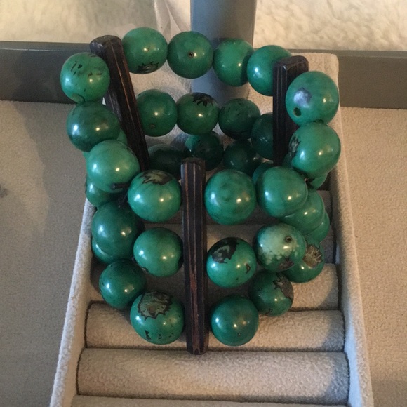 Three strand green bead bracelet w/ wood accents 7.5” - Picture 3 of 7